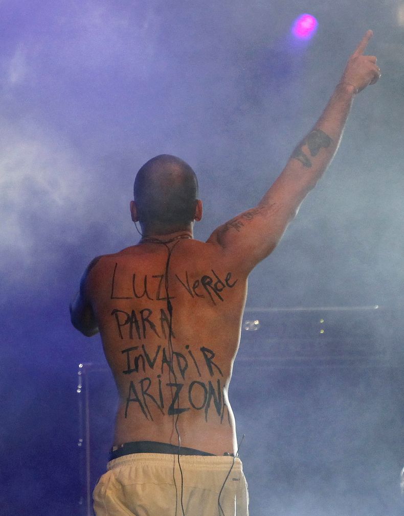 ARCHIVO - René Pérez, de la banda puertorriqueña Calle 13, se presenta en el festival Vive Latino en la Ciudad de México, el 25 de abril de 2010. (Foto AP Photo/Eduardo Verdugo, archivo)