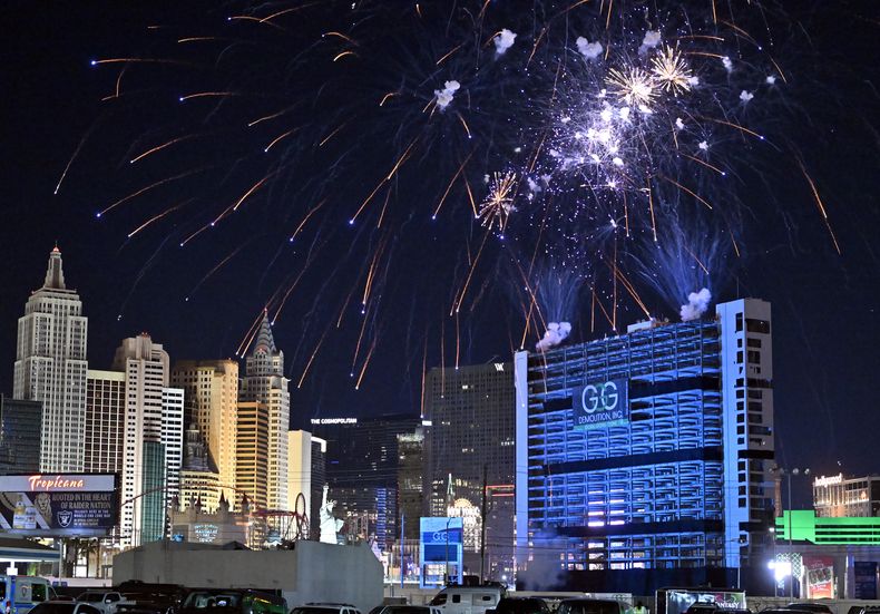 Fuegos artificiales preivo a la implosión de las torres del casino Tropicana Las Vegas, el miércoles 9 de octubre de 2024, en Las Vegas. (Foto AP/David Becker)