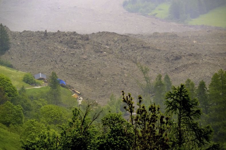 Una gran avalancha con una mezcla de jielo, rocas, rive y agua alcanza el final del valle en Wiler, tras el colapso del glaciar Birch en Blatten, Suiza, el 28 de mayo de 2025. (Jean-Christophe Bott/Keystone vía AP)