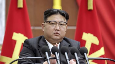 En esta imagen de archivo distribuida por el gobierno de Corea del Norte, el líder del país, Kim Jong Un, ofrece un discurso durante una reunión plenaria del gobernante Partido de los Trabajadores, celebrada entre el 26 y el 30 de diciembre de 2023, en Pyongyang, Corea del Norte. (Agencia Central de Noticias de Corea/Korea News Service via AP, archivo)