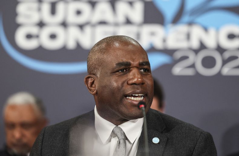 El secretario de exteriores británico David Lammy en una conferencia sobre maneras de aliviar el sufrimiento en la guerra en Sudán, en Londres el 15 de abril del 2025. (Isabel Infantes/Pool Photo via AP)