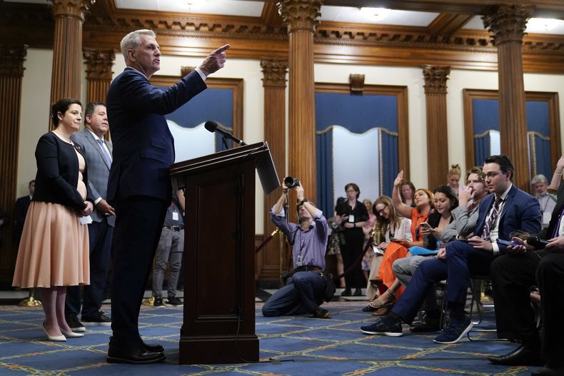 El presidente de la Cámara de Representantes, Kevn McCarthy, concede una pregunta a un reportero durante una conferencia de prensa en el Capitolio, en Washington, el viernes 14 de julio de 2023, después de que esa instancia legislativa aprobara la iniciativa anual de defensa. (AP Foto/Patrick Semansky)