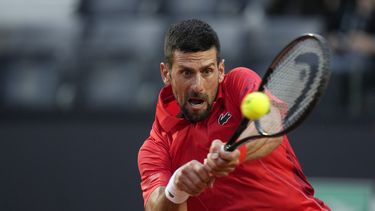 El serbio Novak Djokovic regresa la bola en el encuentro ante el francés Corentin Moutet en el Abierto de Italia en Roma el viernes 10 de mayo del 2024. (AP Foto/Alessandra Tarantino)