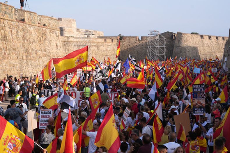 Manifestantes marchan en apoyo a Ceuta para conmemorar el aniversario de la ciudad, el miércoles 2 de septiembre de 2026, en ese enclave español. (AP Foto/Francis González)