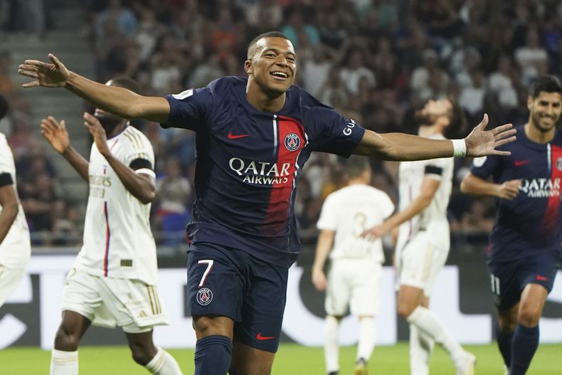 Kylian Mbappé delantero del PSG celebra tras anotar el primer gol durante el partido ante el Lyon en la Liga Francesa, en el Groupama Stadium, en las afueras de Lyon, Francia. Domingo 3 de septiembre de 2023. (AP Foto/Laurent Cipriani)