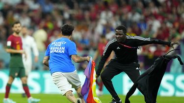 fan con bandera arcoiris irrumpe en partido del mundial