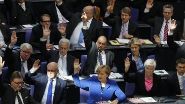 americateve | La canciller Angela Merkel y legisladores de su bloque votan en la sesi&oacute;n constitutiva del Bundestag, el parlamento alem&aacute;n, en Berl&iacute;n martes 22 de octubre de 2013. Con la gran mayor&iacute;a que tiene la coalici&oacute;n oficialista,