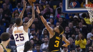 Booker y Paul responden al final; Suns vencen a Warriors