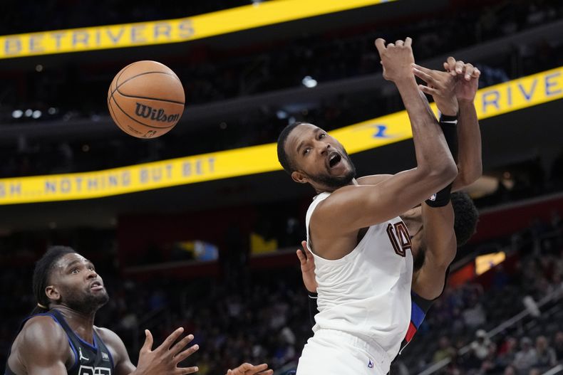 Evan Mobley, de los Cavaliers de Cleveland, pierde el control de un rebote en el partido del viernes 1 de marzo de 2024, ante los Pistons de Detroit (AP Foto/Carlos Osorio)