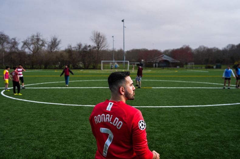 Arad Ershad, estudiante de la Universidad Stony Brook, juega fútbol con amigos, el viernes 3 de abril de 2026, en Stony Brook, Nueva York. (AP Foto/Ryan Murphy)