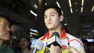 americateve | Sun Yang habla con la prensa durante los Juegos Asi&aacute;ticos el 16 de septiembre del 2014. Se revel&oacute; que Sun, bicampe&oacute;n ol&iacute;mpico y due&ntilde;o de cinco t&iacute;tulos mundiales, cumpli&oacute; este a&ntilde;o una suspensi&oacute;