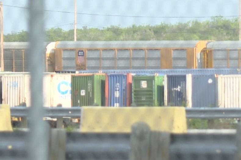 En esta imagen tomada de un video difundido por KGNS, vagones de un tren de Union Pacific estacionados, el domingo 10 de mayo de 2026, en Laredo, Texas. (KGNS vía AP)