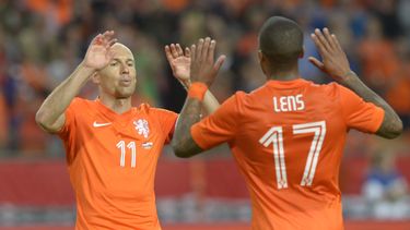americateve | Jeremain Lens, de Holanda, festeja con su compa&ntilde;ero Arjen Robben, luego de anotar en un partido amistoso contra Gales, el mi&eacute;rcoles 4 de junio de 2014, en Amsterdam. (AP Foto/Ermindo Armino)