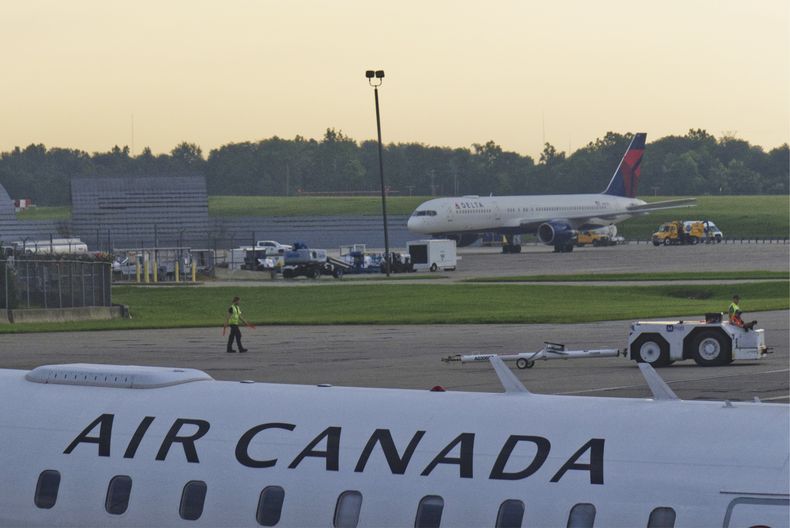 Un Bombardier CRJ900 de Air Canada Express, operado por Jazz Aviation LP, se encuentra en la pista del Aeropuerto Internacional Cincinnati/Norte de Kentucky, el viernes 15 de agosto de 2025, en Hebron, Kentucky. (AP Foto/Jon Gambrell)