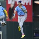 Wander Franco (5), de los Rays de Tampa Bay, y José Siri celebran después del juego de béisbol en contra de los Astros de Houston, el domingo 30 de julio de 2023, en Houston. (AP Foto/Kevin M. Cox)