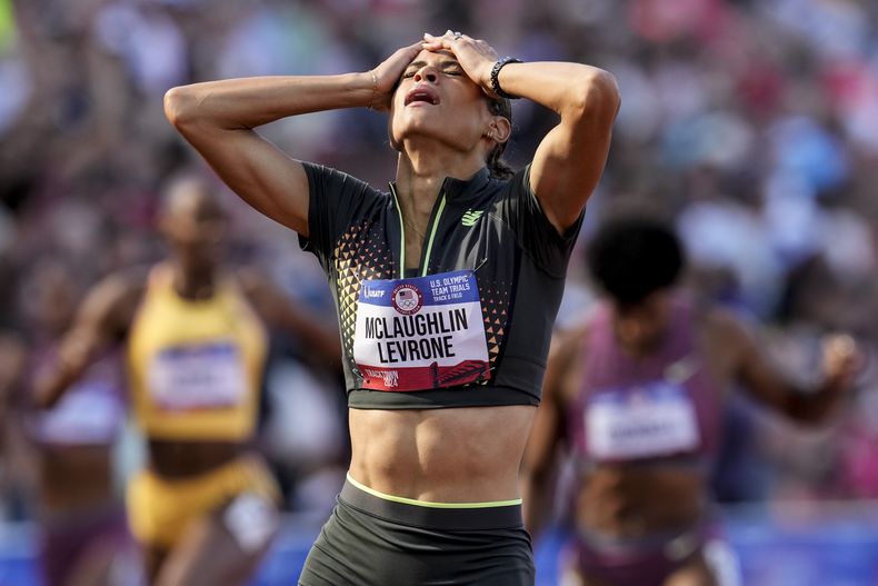 Sydney McLaughlin-Levrone reacciona al ganar la final femenina de 400 metros con vallas durante las pruebas olímpicas por equipos de atletismo de Estados Unidos, el domingo 30 de junio de 2024, en Eugene, Oregon (Foto AP/George Walker IV)