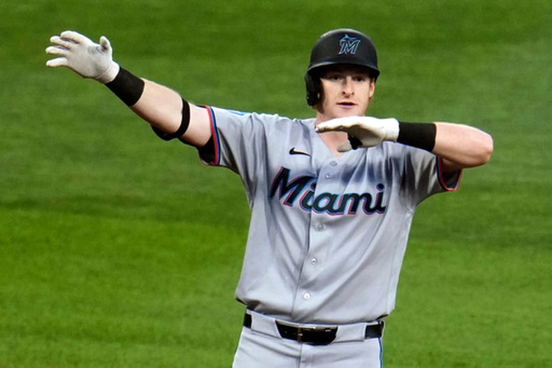 Owen Caissie, de los Marlins de Miami, celebra mientras está parado en la segunda base tras impulsar dos carreras con un doblete ante el lanzador de los Piratas de Pittsburgh, Wilber Dotel, durante la séptima entrada de un partido de béisbol en Pittsburgh, el viernes 12 de junio de 2026. (Foto AP/Gene J. Puskar)
