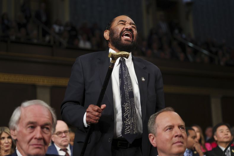 El representante demócrata de Texas, Al Green, grita en el discurso del presidente Donald Trump ante una sesión conjunta del Congreso en el Capitolio, en Washington, el martes 4 de marzo de 2025. (Win McNamee/Pool Foto vía AP)