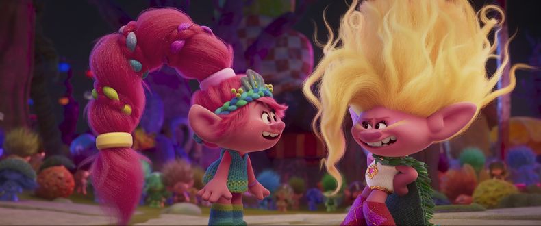 En esta imagen proporcionada por DreamWorks Animation, los personajes Queen Poppy con la voz de Anna Kendrick, izquierda, y Viva con la voz de Camila Cabello, en una escena de la película animada Trolls Band Together. (DreamWorks Animation vía AP)