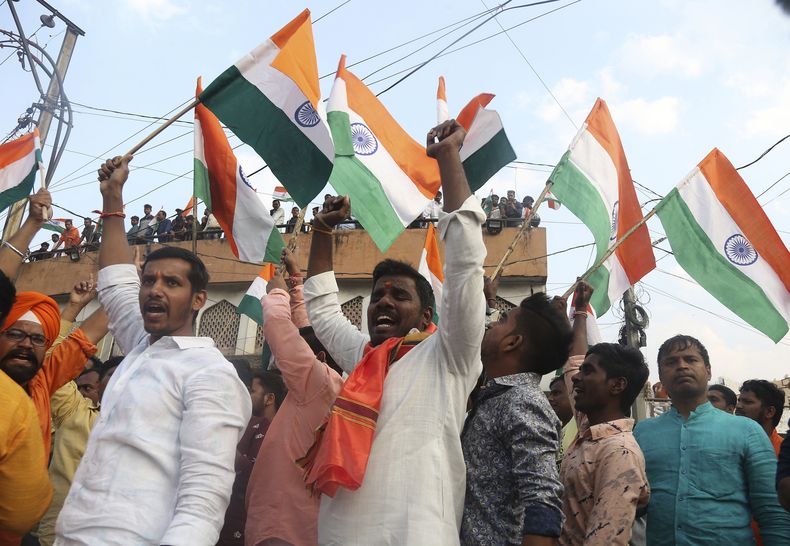 ARCHIVO - Activistas gritan consignas y ondean banderas indias durante una protesta en Hyderabad, India, el 2 de febrero de 2020. (AP Foto/Mahesh Kumar A., Archivo)