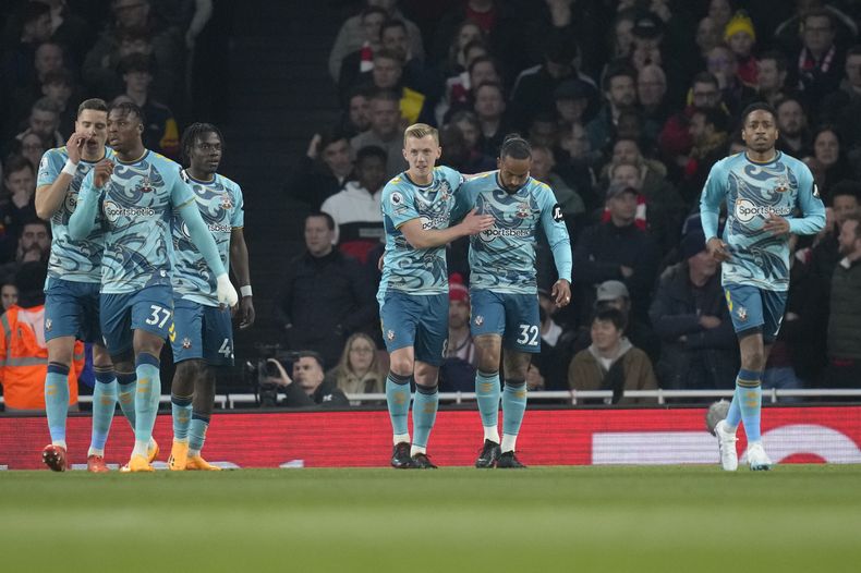 Theo Walcott del Southampton es alentado por sus compañeros en el encuentro de la Liga Premier ante el Arsenal el 21 de abril del 2023. (AP Foto/Kirsty Wigglesworth)