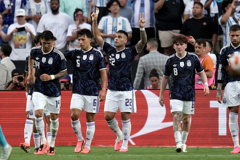 Lautaro Martínez, de la selección de Argentina, festeja tras anotar de penal contra Honduras en un partido amistoso disputado el sábado 6 de junio de 2026, en College Station, Texas (AP Foto/Sam Craft)