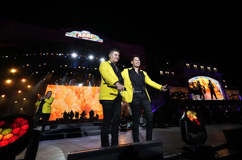 Los cantantes de La Arrolladora Banda El Limón de Rene Camacho durante su concierto en el primer día del festival Arre en la Ciudad de México el sábado 9 de septiembre de 2023. (Foto AP/Fernando Llano)