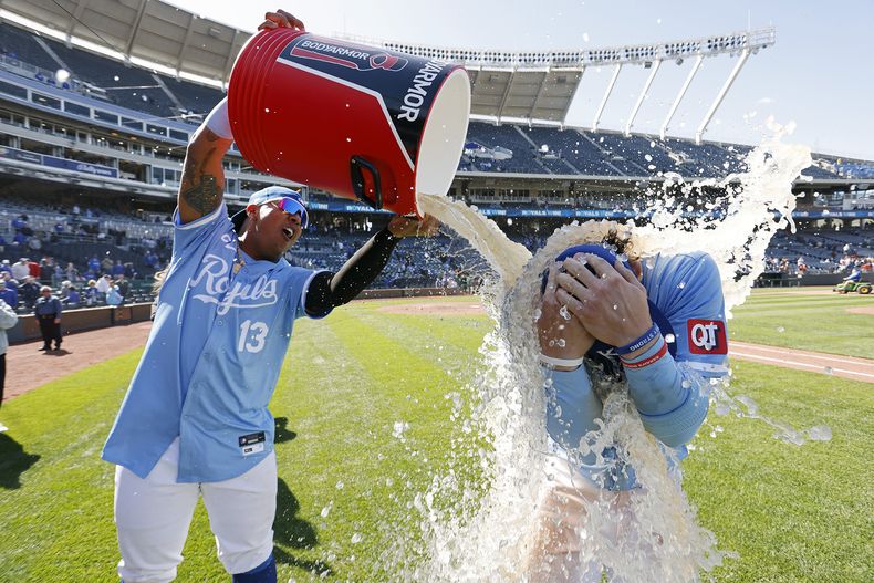 Salvador Pérez (13) de los Reales de Kansas City baña a Bobby Witt Jr. al final del partido contra los Astros de Houston, el jueves 11 de abril de 2024. Los Reales ganaron 13-3. (AP Photo/Colin E. Braley)