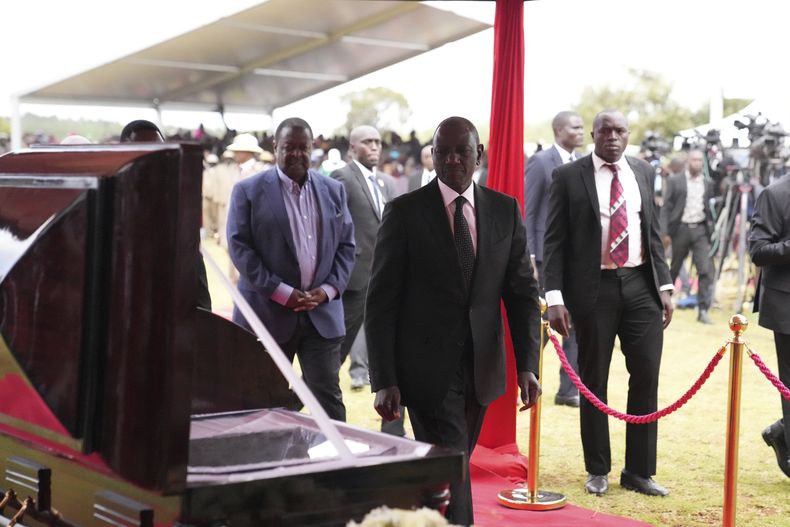 El presidente keniano William Ruto acude a las exequias del maratonista Kelvin Kiptum antes de su entierro, el viernes 23 de febrero de 2024, en Elgeyo Marakwet, Kenia. (AP Foto/Brian Inganga)