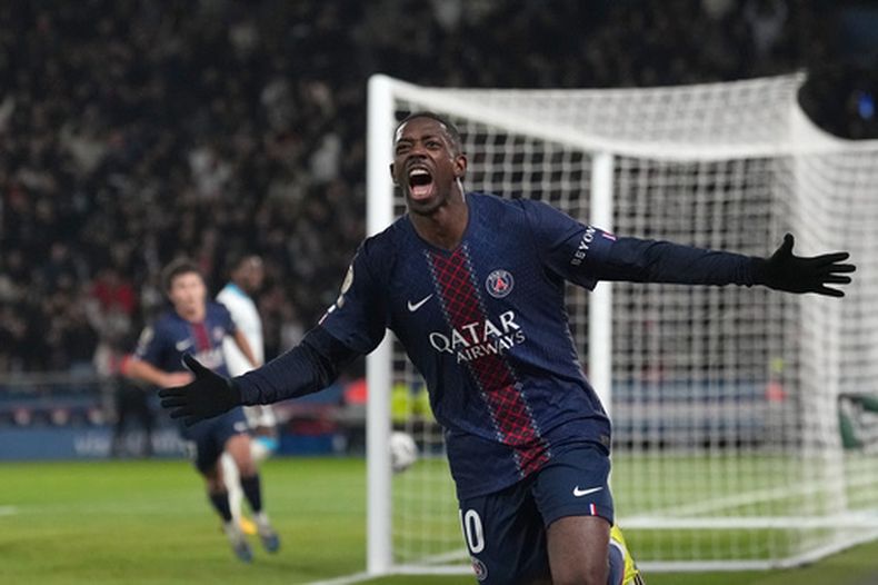 Ousmane Dembélé celebra tras anotar el cuarto gol del Paris Saint-Germain en la victoria 5-0 ante el Olympique de Marsella en la Ligue 1 de Francia, el domingo 8 de febrero de 2026, en París. (AP Foto/Thibault Camus)