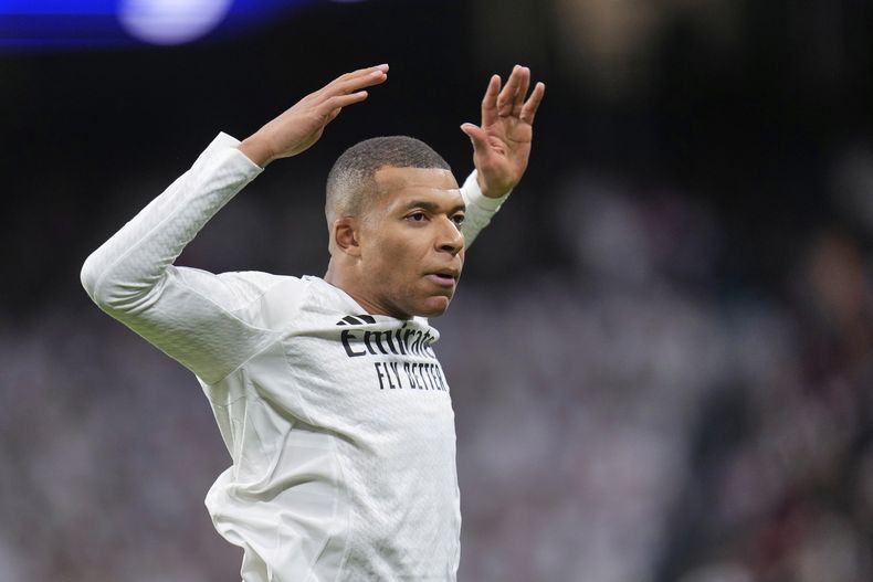 Kylian Mbappé celebra tras anotar el primer gol del Real Madrid en la victoria 2-1 ante Rayo Vallecano en la Liga española, el domingo 9 de marzo de 2025. (AP Foto/Manu Fernández)