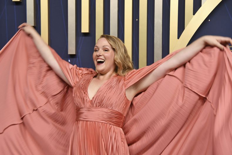 Ariel Dumas llega a la 77.ª edición de los Premios Emmy el domingo 14 de septiembre de 2025 en el Teatro Peacock de Los Ángeles. (Foto Richard Shotwell/Invision/AP)