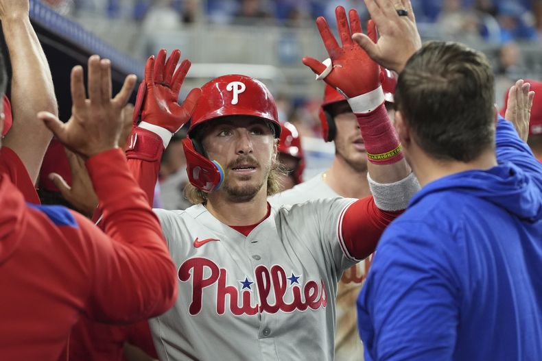 Bryson Stott, de los Filis de Filadelfia, celebra en la caseta tras batear un jonrón de tres carreras ante los Marlins de Miami, el viernes 5 de septiembre de 2025 (AP Foto/Marta Lavandier)