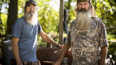 americateve | Una foto difundida por el canal A&E muestra a los hermanos Silas "Uncle Si" Robertson, izquierda, y Phil Robertson de la popular serie de TV "Duck Dynasty". Phil Robertson fue suspendido por hacer declaraciones disparatadas sobre l