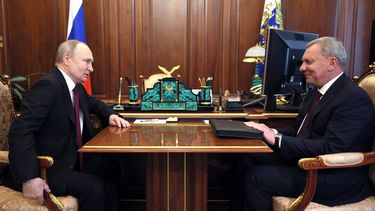 ARCHIVO - El presidente de Rusia, Vladímir Putin, conversa con el director de Roscosmos, Yuri Borisov, en el Kremlin, en Moscú, el miércoles 12 de abril de 2023. (Gavriil Grigorov, Sputnik, Foto compartida del Kremlin vía AP, Archivo)