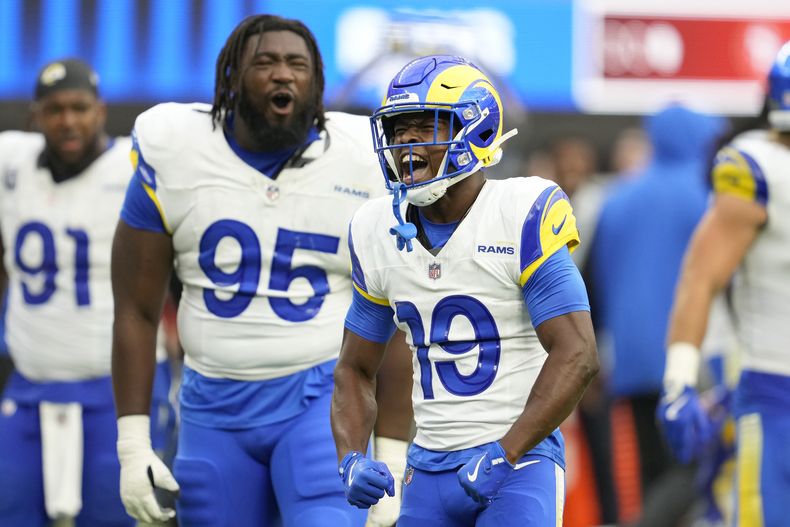 Xavier Smith (19) y Bobby Brown III (95), de los Rams de Los Ángeles, celebran después del regreso de patada de despeje de Smith contra los 49ers de San Francisco durante la segunda mitad, el domingo 22 de septiembre de 2024, en Inglewood, California (AP Foto/Ashley Landis)