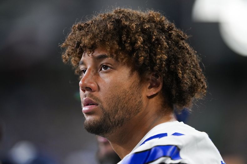 En foto del 19 de agosto del 2023, el tacle Terence Steele de los Cowboys de Dallas Steele observa el duelo de exhibición ante los Seahawks de Seattle. El domingo 3 de septiembre del 2023, Steele firma una extensión de contrato por cinco años.y 86,8 millones de dólares. (AP Foto/Lindsey Wasson)