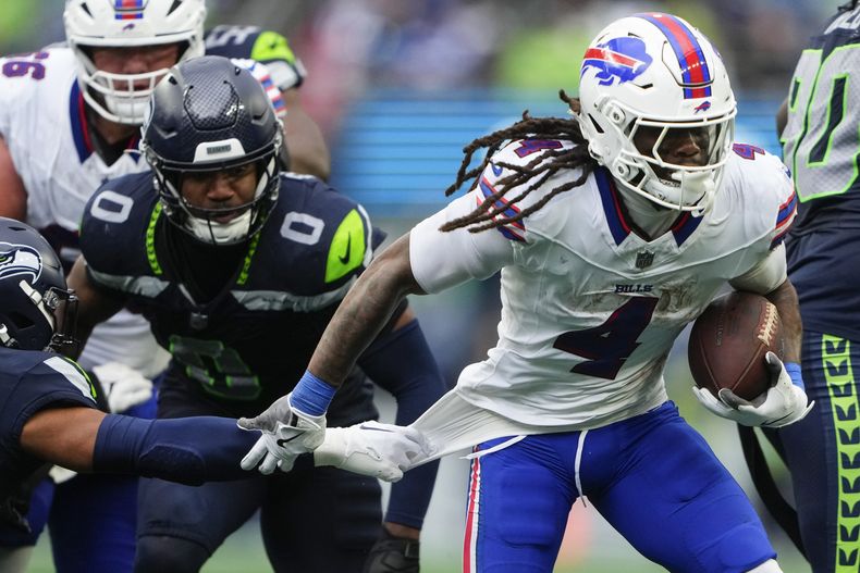 James Cook (4), de los Bills de Buffalo, corre con el balón durante la segunda mitad del partido de la NFL en contra de los Seahawks de Seattle, el domingo 27 de octubre de 2024, en Seattle. (AP Foto/Lindsey Wasson)
