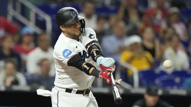 ARCHIVO - El cubano Yuli Gurriel, de los Marlins de Miami, conecta un sencillo productor en el juego del 20 de septiembre de 2023, ante los Mets de Nueva York (AP Foto/Lynne Sladky, archivo)