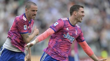 Dusan Vlahovic (derecha) celebra tras marcar un gol para Juventus en la victoria 2-1 ante Lecce en la Serie A, el miércoles 3 de mayo de 2023. (Tano Pecoraro/LaPresse via AP)