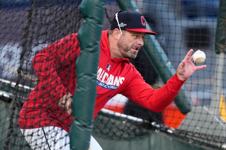 Stephen Vogt, manager de los Guardianes de Cleveland, atrapa una pelota en una práctica de bateo el sábado 17 de octubre de 2026 (AP Foto/David J. Phillip)