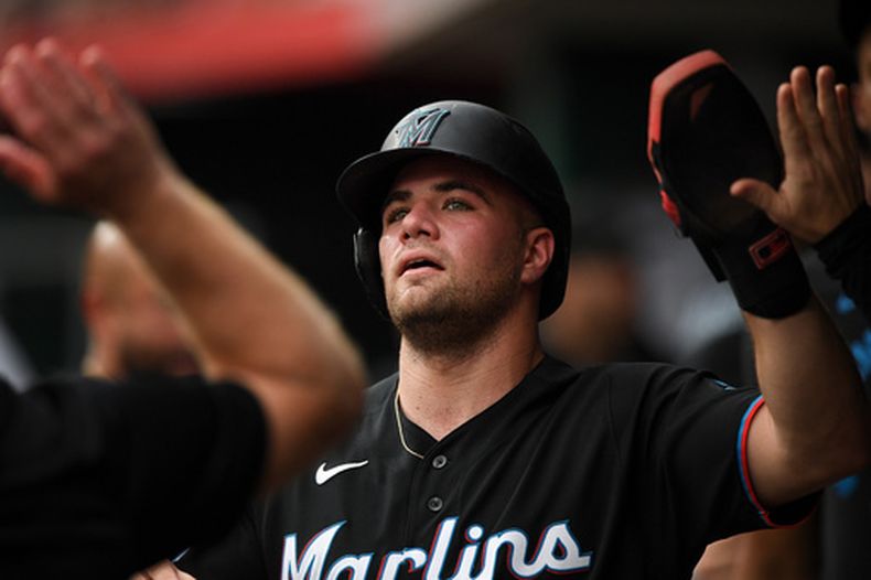 Jakob Marsee, de los Marlins de Miami, festeja en la cueva luego de anotar con un sencillo del dominicano Heriberto Hernández el sábado 15 de agosto de 2026, en el duelo ante los Rojos de Cincinnati (AP Foto/Tanner Pearson)
