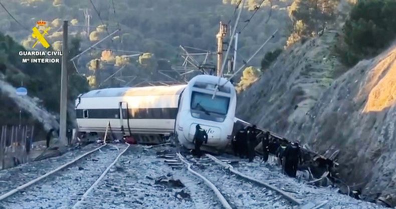 En esta escena tomada de un video proporcionado por la Guardia Civil, rescatistas trabajan en el lugar de un choque de trenes en Adamuz, España, el lunes 19 de enero de 2026. (Guardia Civil via AP)