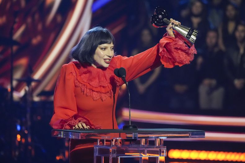 Lady Gaga acepta el premio innovator durante los iHeartRadio Music Awards, el lunes 17 de marzo de 2025, en el Dolby Theatre de Los Ángeles. (Foto AP/Chris Pizzello)