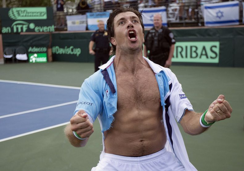 El argentino Carlos Berlocq celebra luego de doblegar al israel&iacute; Tzuf Botzer, en un duelo de la serie de Copa Davis que se disput&oacute; el domingo 14 de septiembre de 2014 en Sunrise, Florida (AP Foto/J Pat Carter)