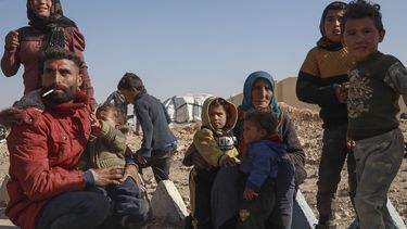 Desplazados por los combates en Siria, en un campo habilitado en la ciudad de Tabqa, en la provincia de Raqqa, en el norte de Siria, el 4 de diciembre de 2024. (AP Foto/Hogir El Abdo)