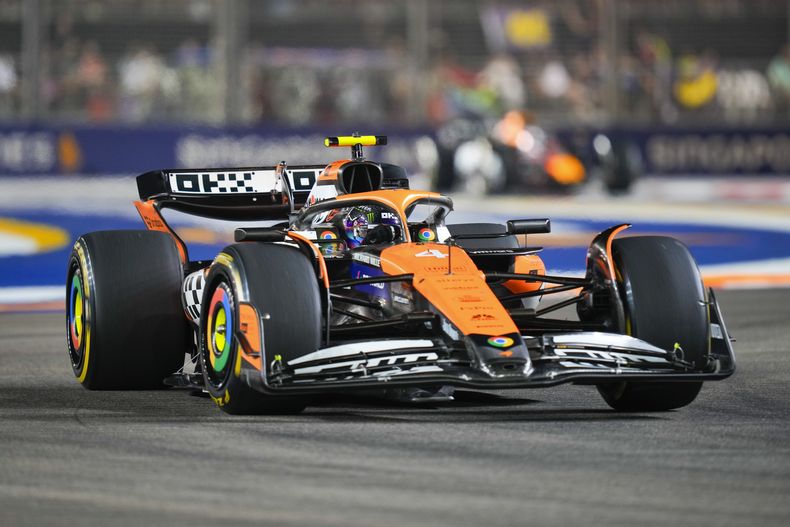 Lando Norris conduce su McLaren durante el Gran Premio de Singapur, el domingo 22 de septiembre de 2024, en el circuito de Marina Bay. (AP Foto/Vincent Thian)