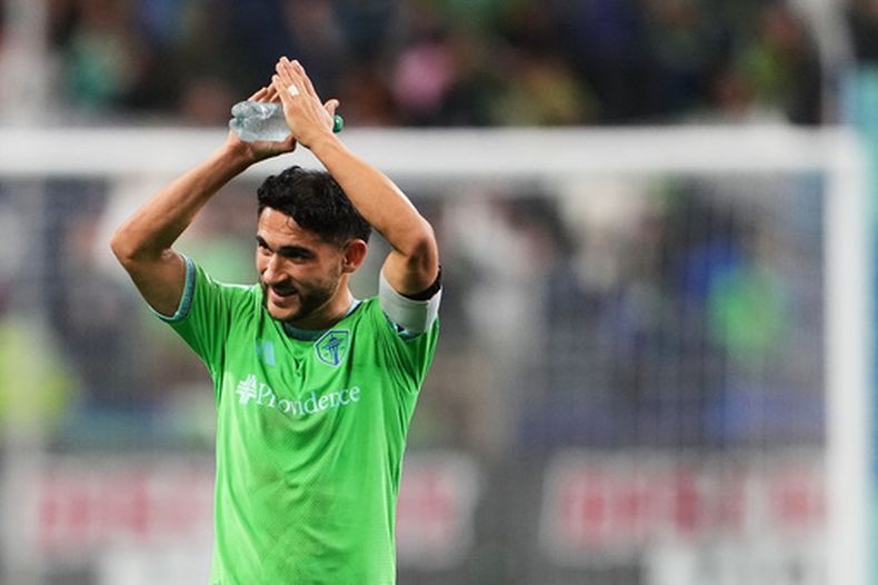 Cristian Roldán, volante de los Sounders de Seattle, festeja la victoria sobre los Sporting Kansas City, el jueves 1 de octubre de 2026 en un duelo de la MLS (AP foto/Lindsey Wasson)