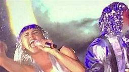 miley cyrus hace performance en art basel