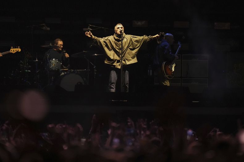 Liam Gallagher de Oasis se presenta durante su gira mundial en la Ciudad de México, el viernes 12 de septiembre de 2025. (Foto AP/Eduardo Verdugo)